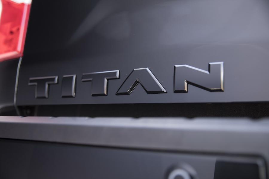 Логотип Nissan Titan SL Midnight Edition Crew Cab 2017 года  (фото 7 из 10)